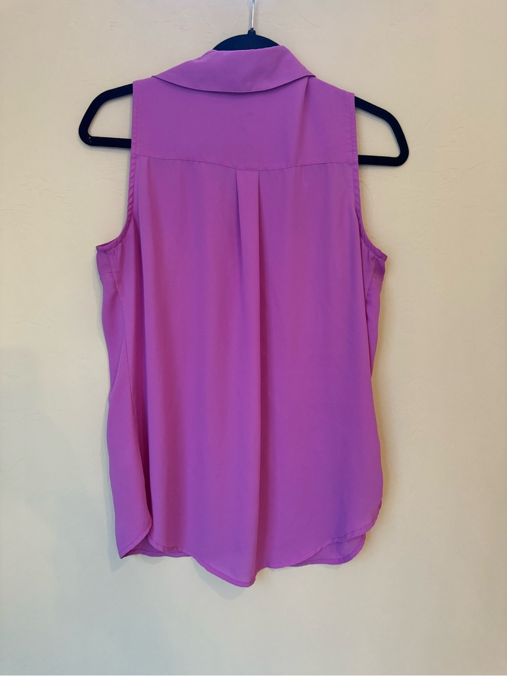 Express Sleeveless Button-Front Camisole in Orchid Pink - Picture 2 of 3